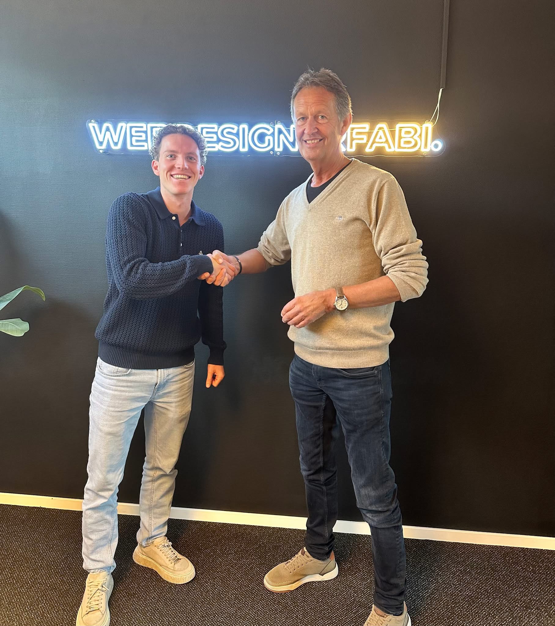 Fabian van WebdesignerFABI in gesprek met een klant